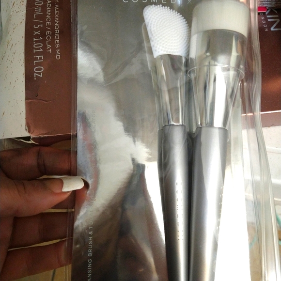 Cosmedix cleansing brushes - Picture 1 of 3